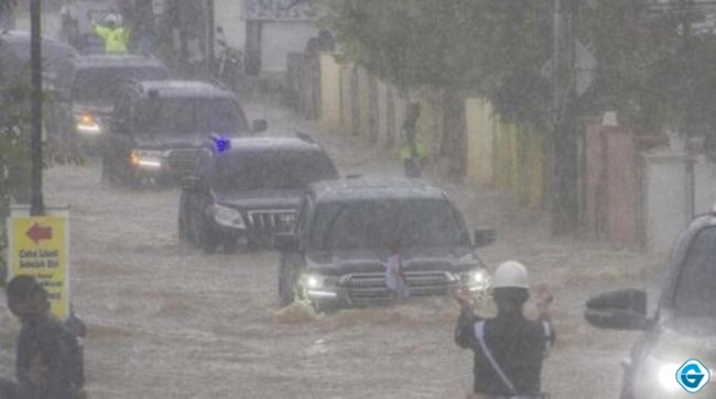 Rombongan Mobil Kepresidenan Terjang Banjir di Kalsel